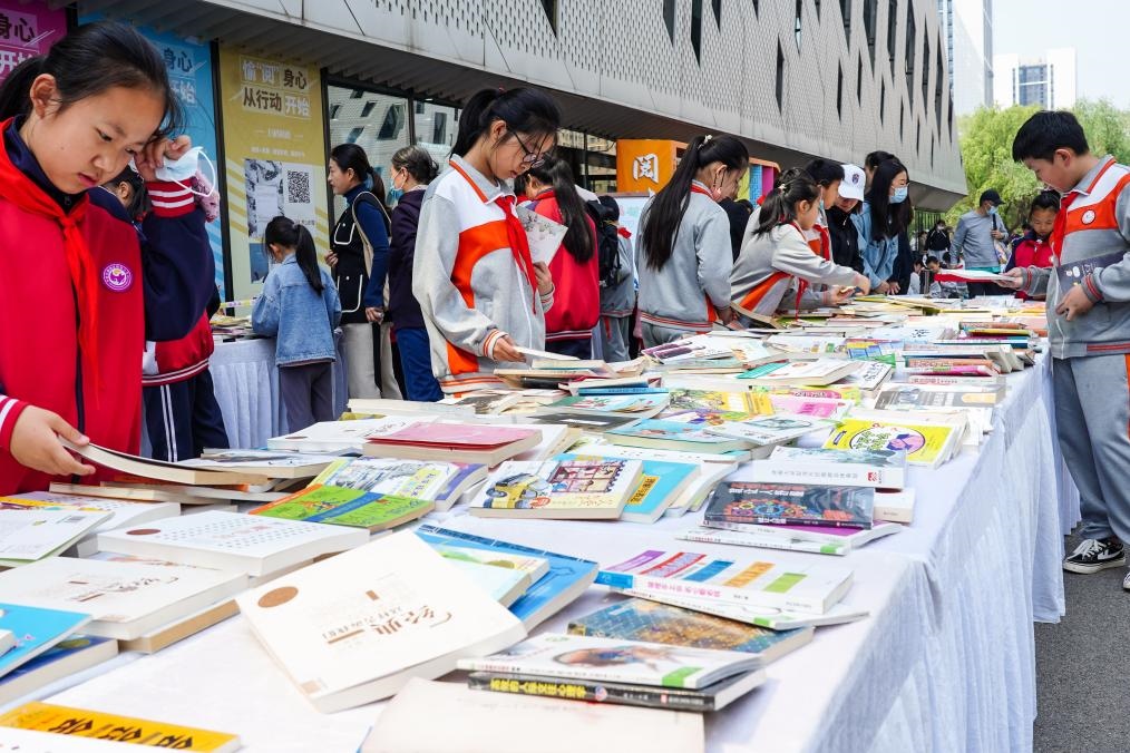 4月20日，山東省濟(jì)南市第十四屆“書香泉城”全民閱讀節(jié)在濟(jì)南市圖書館啟動，小學(xué)生在閱讀節(jié)上參與換書活動。新華社記者 朱崢 攝