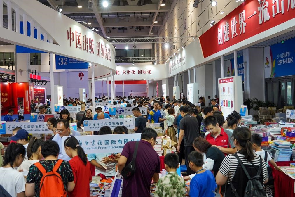 2023年7月31日，在第31屆全國圖書交易博覽會上，讀者在閱覽選購新書。新華社記者 朱崢 攝