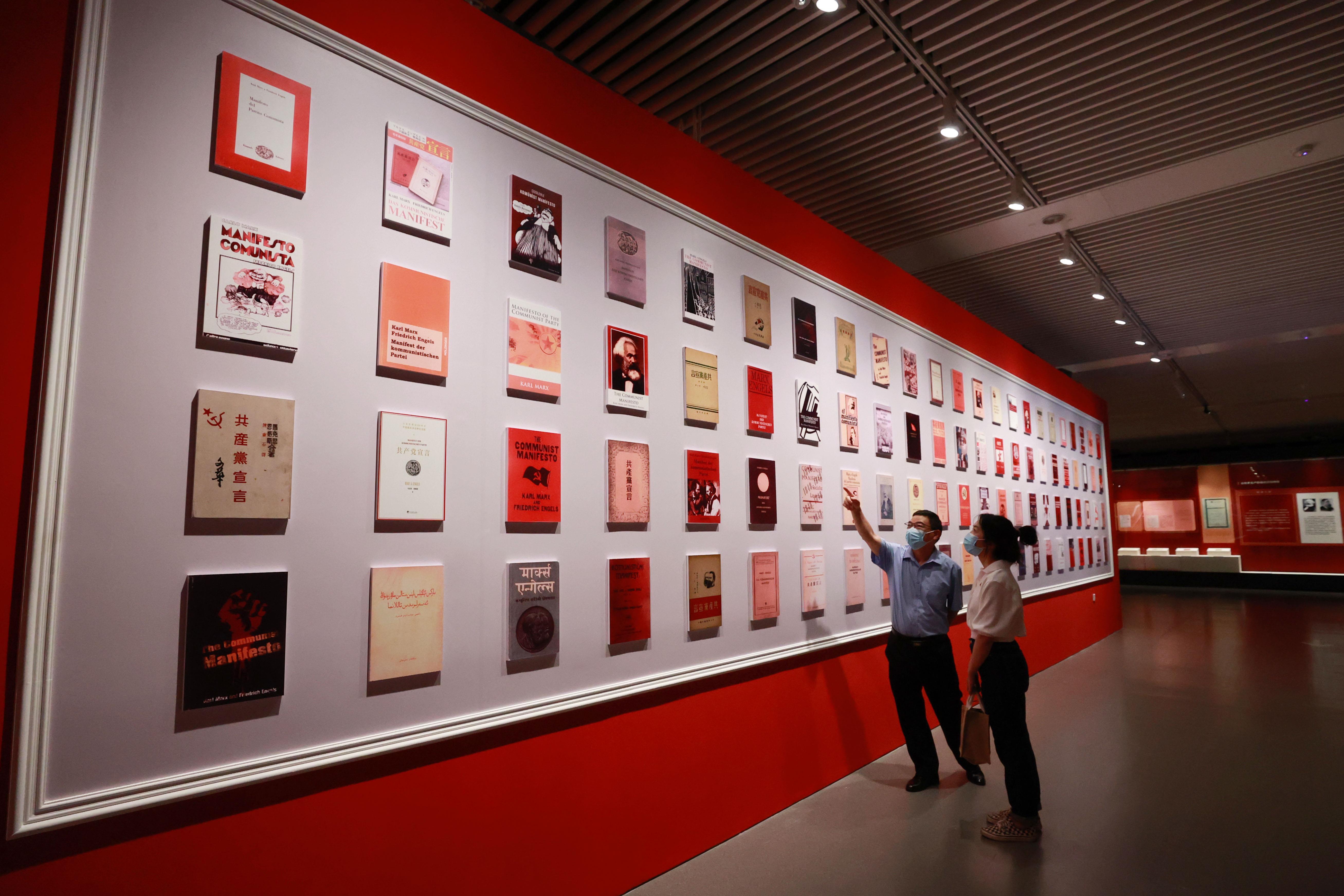 △2021年8月5日，觀眾在國(guó)家圖書(shū)館觀看不同版本的《共產(chǎn)黨宣言》。