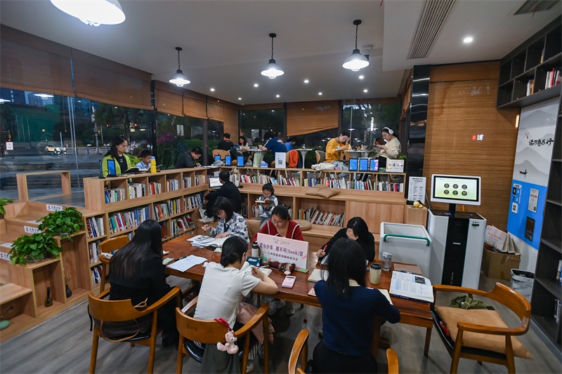 4月22日，讀者在重慶一家24小時城市智慧書房中閱讀。圖片來源：視覺中國