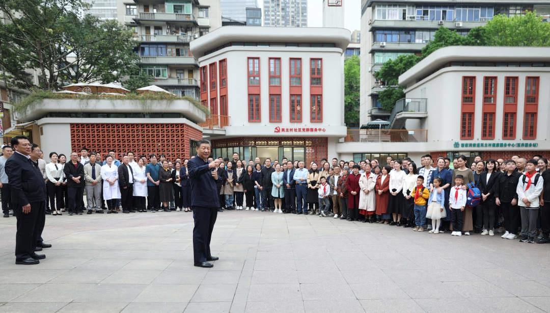 △2024年4月22日，習(xí)近平總書記來到重慶九龍坡區(qū)謝家灣街道民主村社區(qū)考察。