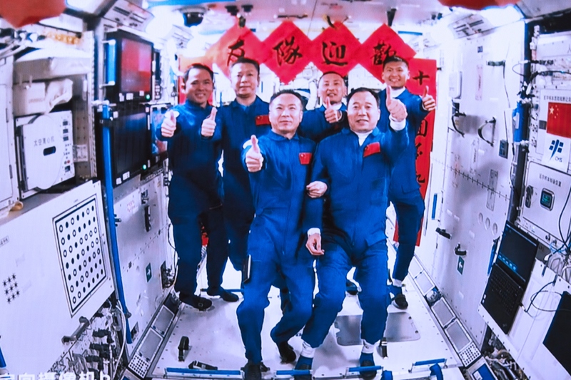2023年5月30日，神舟十五號航天員乘組與神舟十六號航天員乘組拍下“全家?！钡漠嬅?。