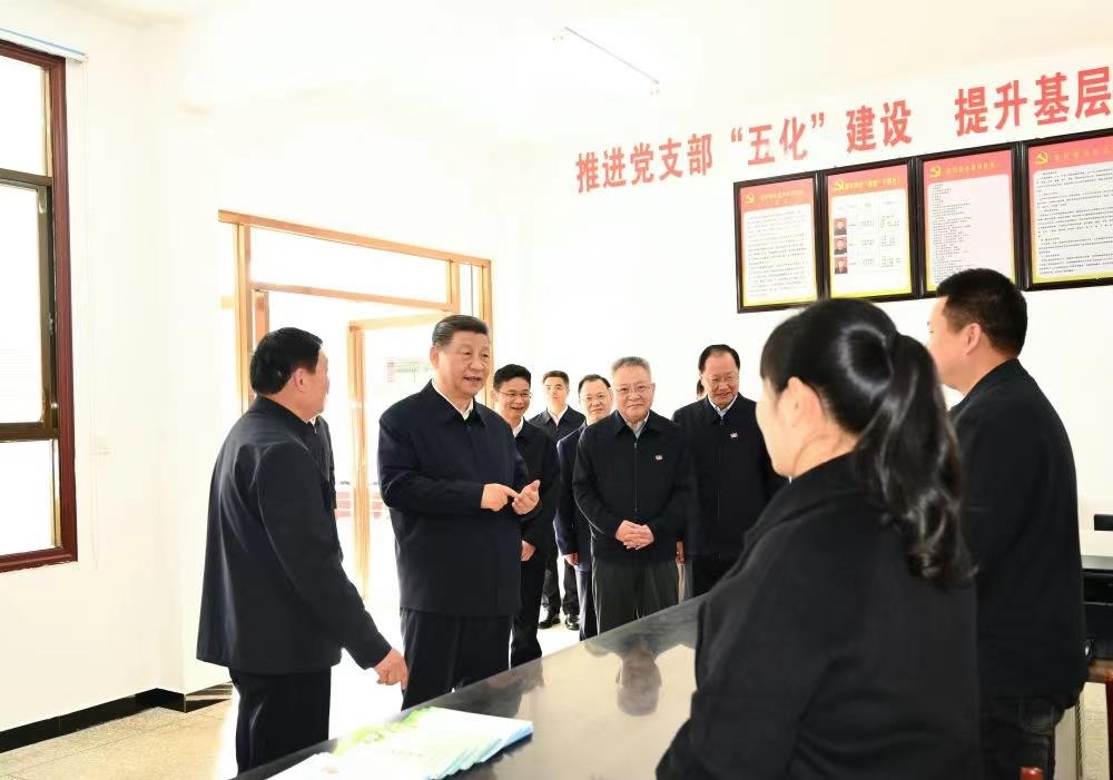 △2024年3月19日，習(xí)近平總書記在湖南常德市鼎城區(qū)謝家鋪鎮(zhèn)港中坪村黨群服務(wù)中心了解當(dāng)?shù)貫榛鶎訙p負(fù)、提升基層治理效能等情況。
