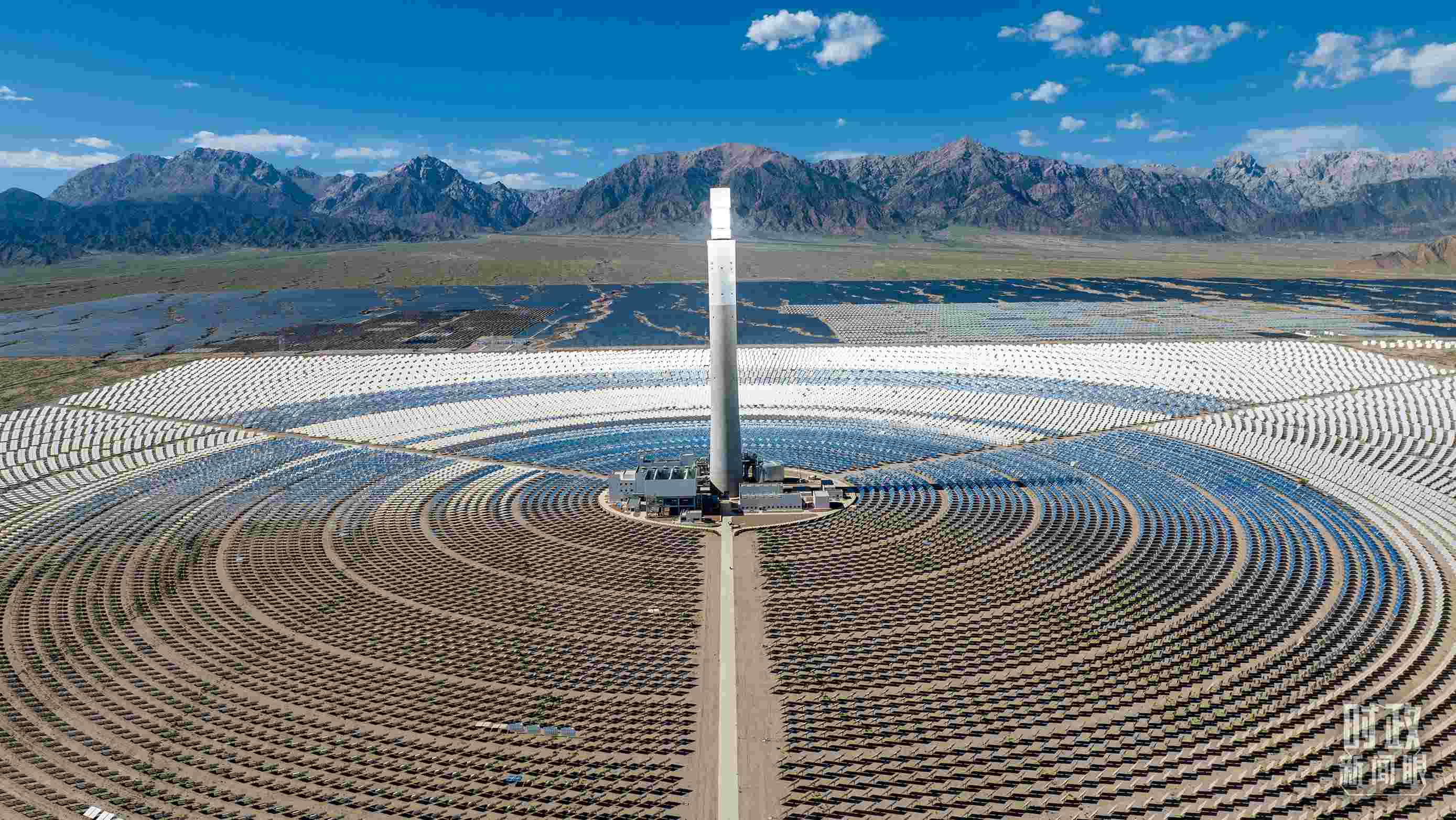 △青海海西德令哈塔式熔鹽儲能光熱發(fā)電廠。（圖/視覺中國）