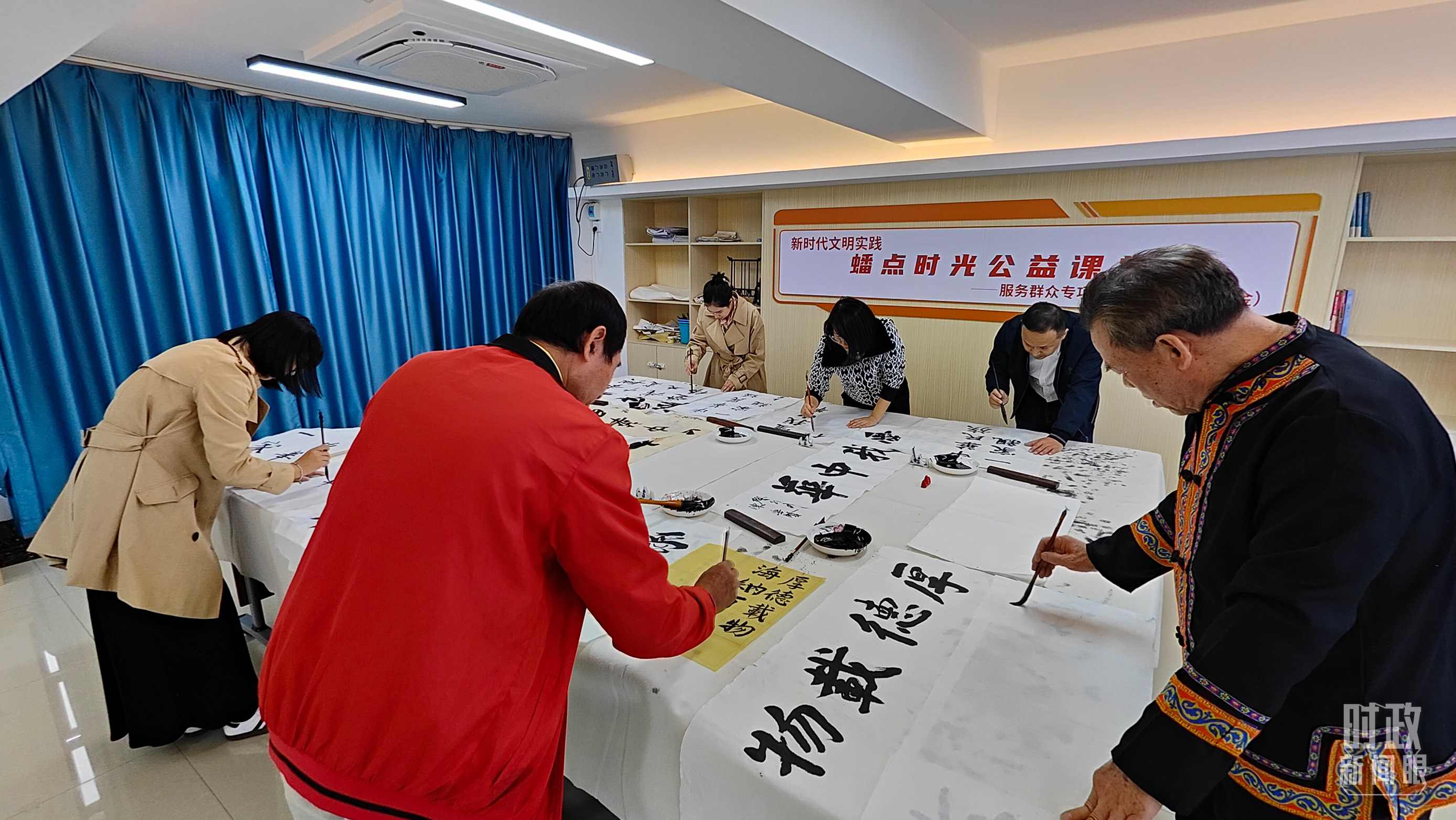 △廣西南寧市多民族社區(qū)——盤龍社區(qū)居民練習(xí)書法。（總臺央視記者楊立峰拍攝）
