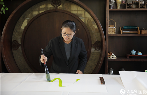 緬甸駐華大使館副館長、公使銜參贊杜欣瑪泰參加《五百筆·瀾湄合作》集體藝術(shù)創(chuàng)作。人民網(wǎng)王婧攝