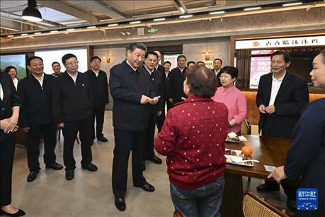 4月22日至24日，中共中央總書記、國家主席、中央軍委主席習近平在重慶考察。這是22日下午，習近平在九龍坡區(qū)謝家灣街道民主村社區(qū)考察時，同正在社區(qū)食堂就餐的群眾親切交流。新華社記者 謝環(huán)馳 攝