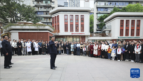 4月22日至24日，中共中央總書記、國家主席、中央軍委主席習近平在重慶考察。這是22日下午，習近平在九龍坡區(qū)謝家灣街道民主村社區(qū)考察時，同社區(qū)居民親切交流。新華社記者 鞠鵬 攝