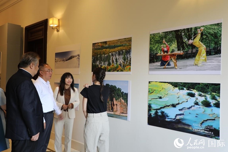 四川省文化和旅游廳副廳長(zhǎng)王成平、墨西哥松林文化中心展覽部主任盧西亞·恩里克斯·岡薩雷斯·薩拉維亞、墨西哥中國(guó)文化中心主任石岳文參觀圖片展。拍攝者為墨西哥分社外籍雇員埃內(nèi)斯托·多明戈斯