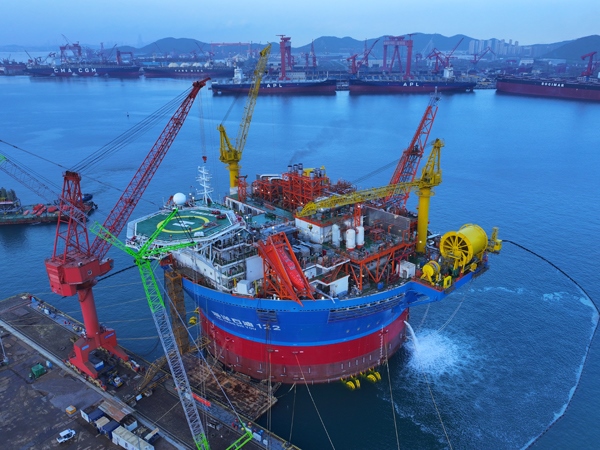亞洲首艘圓筒型FPSO“?？惶?hào)”建造完工。韓慶攝
