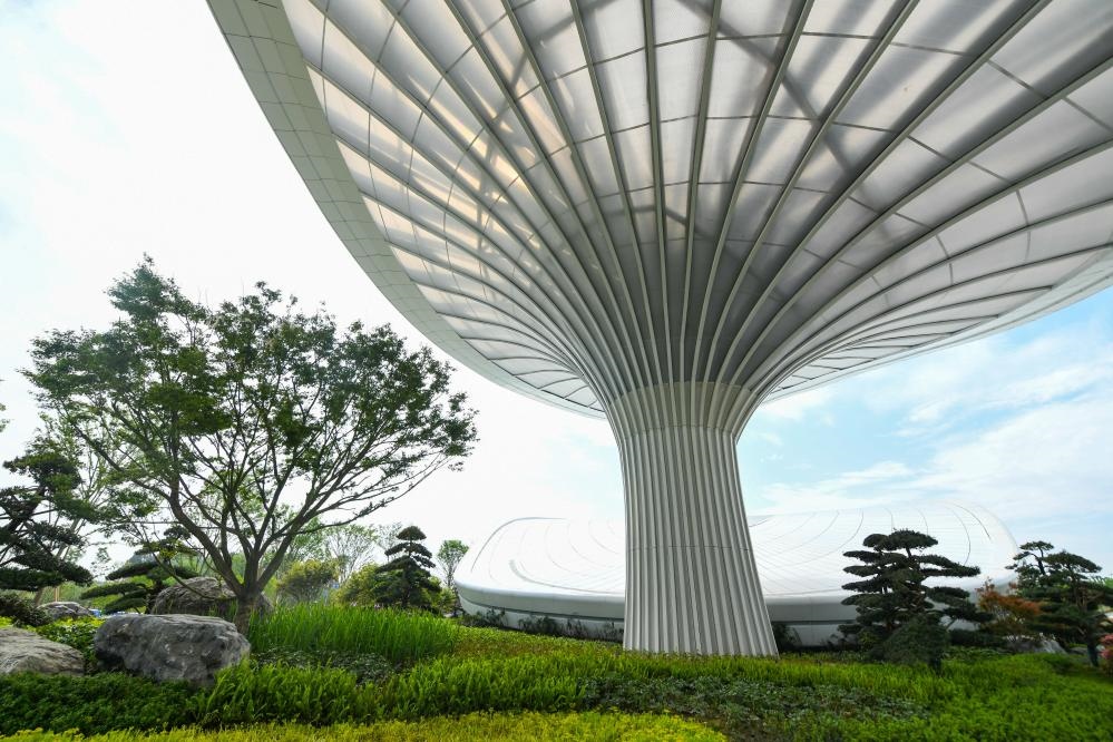 這是2024年4月22日拍攝的成都世園會主會場入口處的“芙蓉花”底部，它兼具收集雨水、循環(huán)利用的功能。新華社記者 王曦 攝