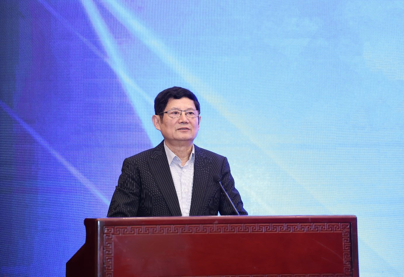 中國(guó)經(jīng)濟(jì)傳媒協(xié)會(huì)會(huì)長(zhǎng)趙健代表第八屆理事會(huì)表態(tài)。主辦方供圖