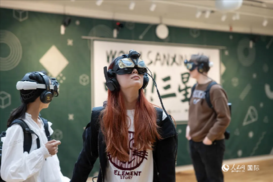 體驗三星堆VR文化。中國駐瑞典大使館供圖