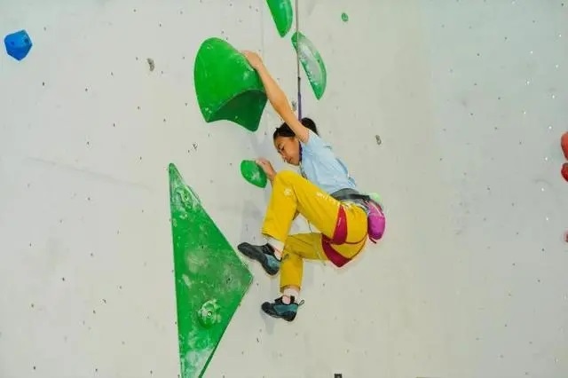 2024年4月16日，全國(guó)青少年攀巖公開賽江山站舉行，選手在比賽中。中國(guó)登山協(xié)會(huì)供圖