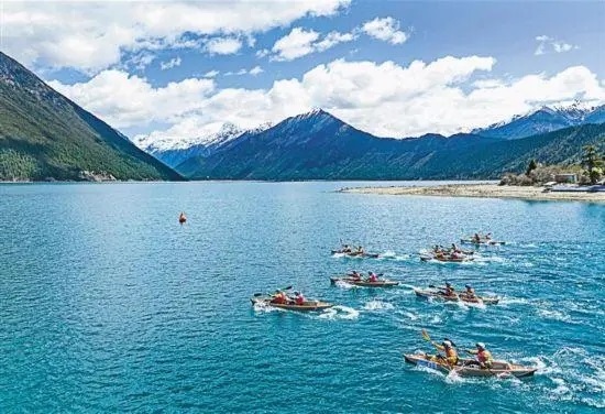 2024年4月20日，2024年巴松措國(guó)際漂流公開賽的選手在比賽中。 新華社記者 孫非攝
