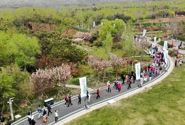 4月27日，登山愛好者在浮山森林公園參加登山健身活動(dòng)（無(wú)人機(jī)照片）。新華社記者 李紫恒攝