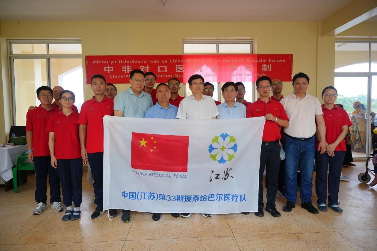 揚州市衛(wèi)健系統(tǒng)代表團和醫(yī)療隊在義診現(xiàn)場合影。中國援桑醫(yī)療隊供圖