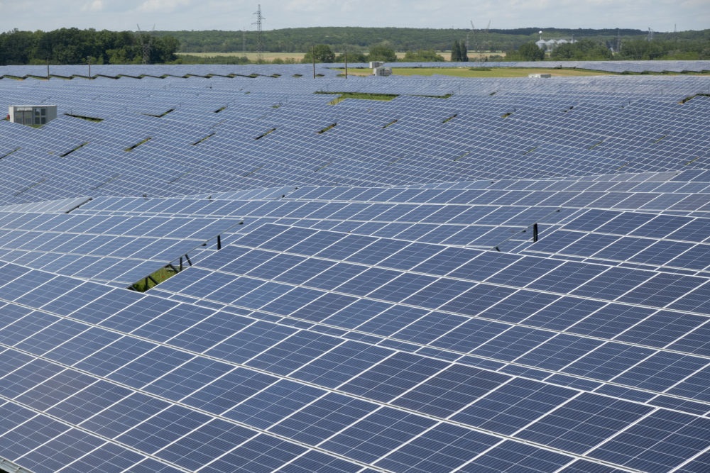 這是2021年5月27日在匈牙利考波什堡拍攝的100兆瓦光伏電站。當(dāng)日，由中國通用技術(shù)集團所屬中國機械進出口（集團）有限公司投資興建的匈牙利考波什堡100兆瓦光伏電站項目在考波什堡市舉行投運啟動儀式。新華社發(fā)（弗爾季·奧蒂洛攝）