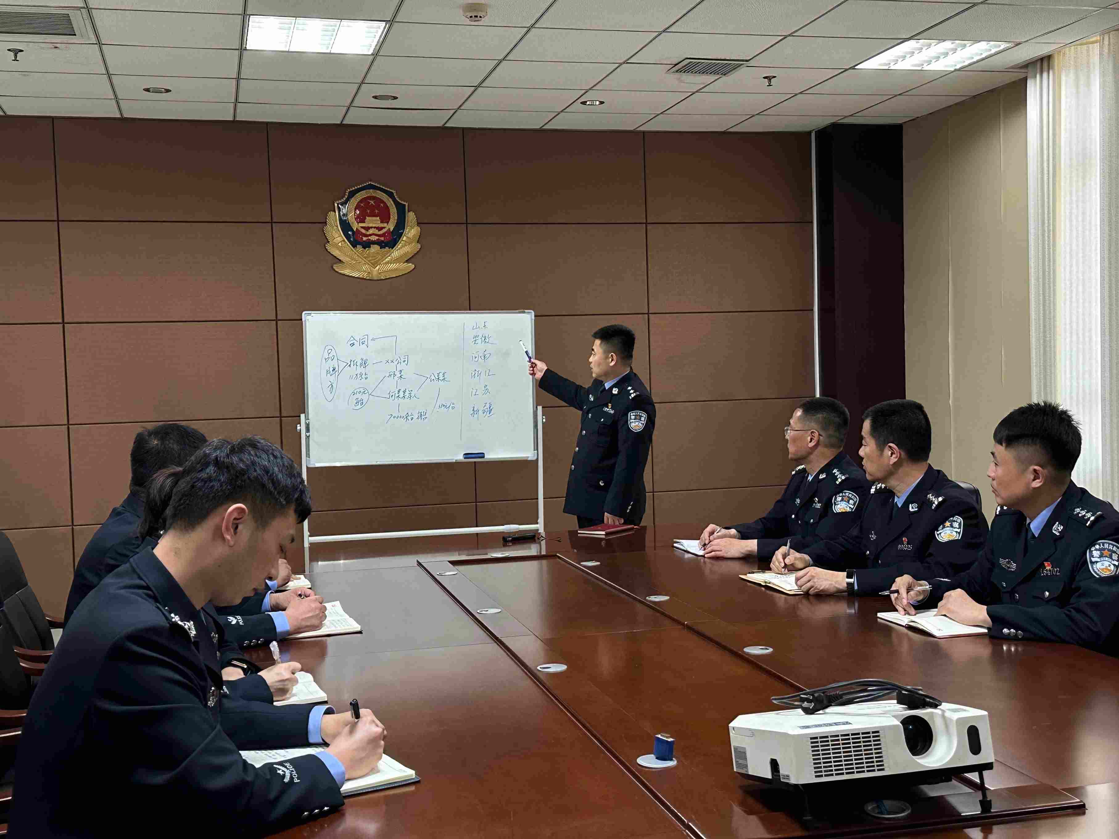 專案組辦案民警介紹案情。人民網(wǎng)記者 郝萍攝