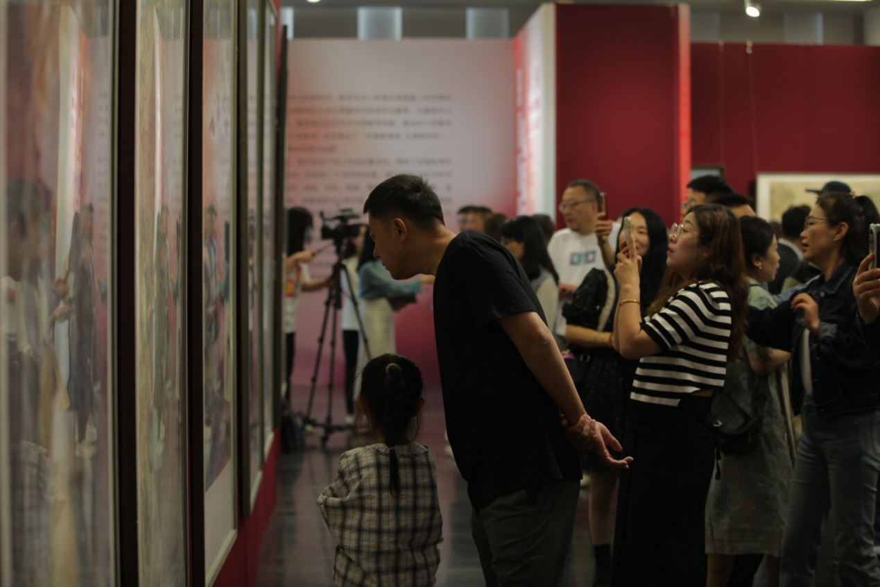嘉賓及教研員、教師代表參觀展覽。主辦方供圖