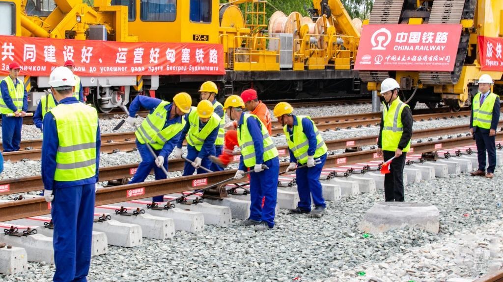 △2024年4月25日，在塞爾維亞北部城市巴奇卡托波拉，匈塞鐵路項(xiàng)目施工人員進(jìn)行匈塞鐵路軌道合龍工作。