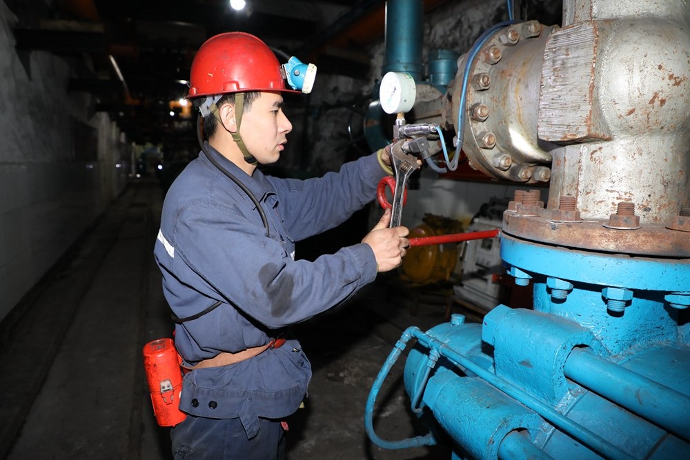 2024年4月30日，冀中能源峰峰集團(tuán)新屯礦機(jī)電區(qū)副區(qū)長(zhǎng)顧博在井下泵房檢修水泵。新華社發(fā)