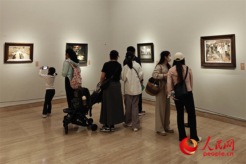 “五一”假期，游客在中國美術(shù)館參觀“大美勞動者——中國美術(shù)館藏勞動題材美術(shù)作品展（第二期）”。人民網(wǎng)記者 韋衍行攝