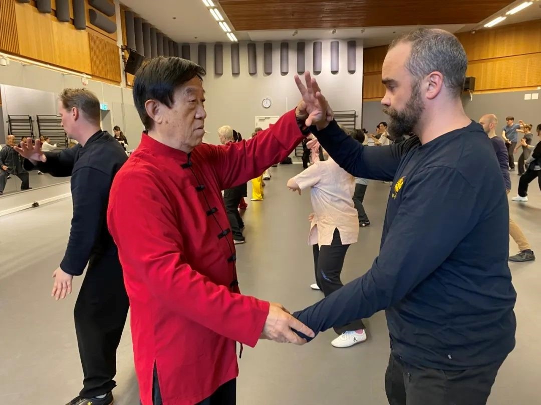 陳正雷老師親自示范指導(dǎo)。斯德哥爾摩中國文化中心供圖