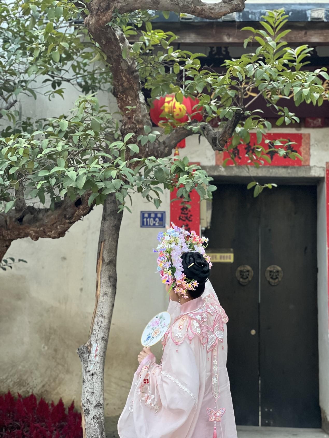 福建泉州，頭戴簪花的游客正拍照留念。人民網(wǎng) 歐陽(yáng)易佳攝