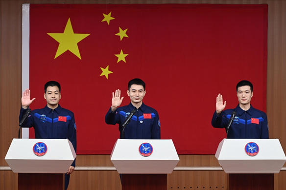2024年月24日，神舟十八號載人飛行任務(wù)航天員葉光富（中）、李聰（右）、李廣蘇在酒泉衛(wèi)星發(fā)射中心問天閣與媒體記者集體見面。