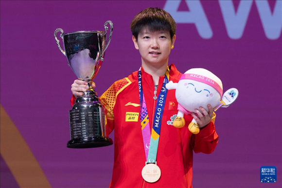 2024年4月21日，在2024年澳門國際乒聯(lián)女子世界杯決賽中，孫穎莎奪得冠軍。圖為孫穎莎在頒獎臺上。新華社記者 張金加 攝