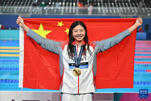 2024年2月13日，2024年世界游泳錦標賽游泳項目女子100米蛙泳決賽在卡塔爾多哈舉行。圖為冠軍中國選手唐錢婷在頒獎儀式后慶祝。新華社記者 薛宇舸 攝