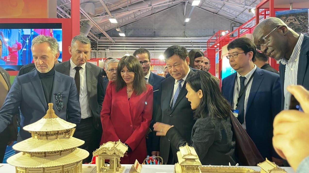 巴黎市市長(zhǎng)安妮·伊達(dá)爾戈參觀展覽。主辦方供圖