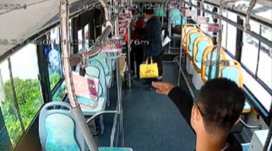 公交車上他一聲大吼！魏杰，好樣的！