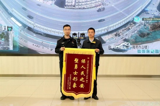 公交車上他一聲大吼！魏杰，好樣的！