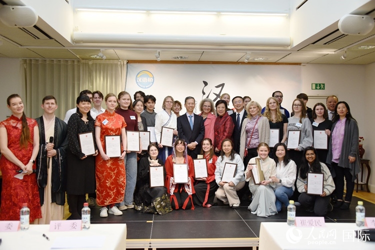 中國駐瑞典大使崔愛民、使館負(fù)責(zé)教育事務(wù)的黃立瓊參贊、預(yù)選賽評委老師和指導(dǎo)老師，以及所有獲獎選手合影留念。人民網(wǎng)記者 殷淼攝