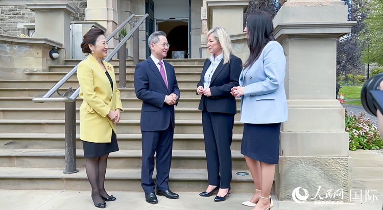 中國(guó)駐英國(guó)大使鄭澤光會(huì)見(jiàn)北愛(ài)爾蘭首席部長(zhǎng)米歇爾·奧尼爾和副首席部長(zhǎng)愛(ài)瑪·利特爾—彭杰利。人民網(wǎng) 郭錦標(biāo)攝