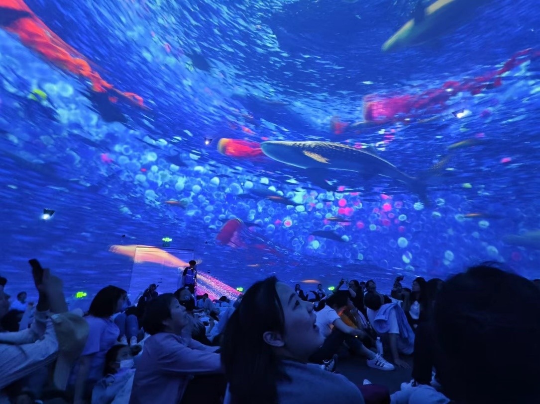 “五一”期間，游客在天津極地海洋公園科技館體驗魔法海洋。人民網(wǎng)記者 喬業(yè)瓊攝
