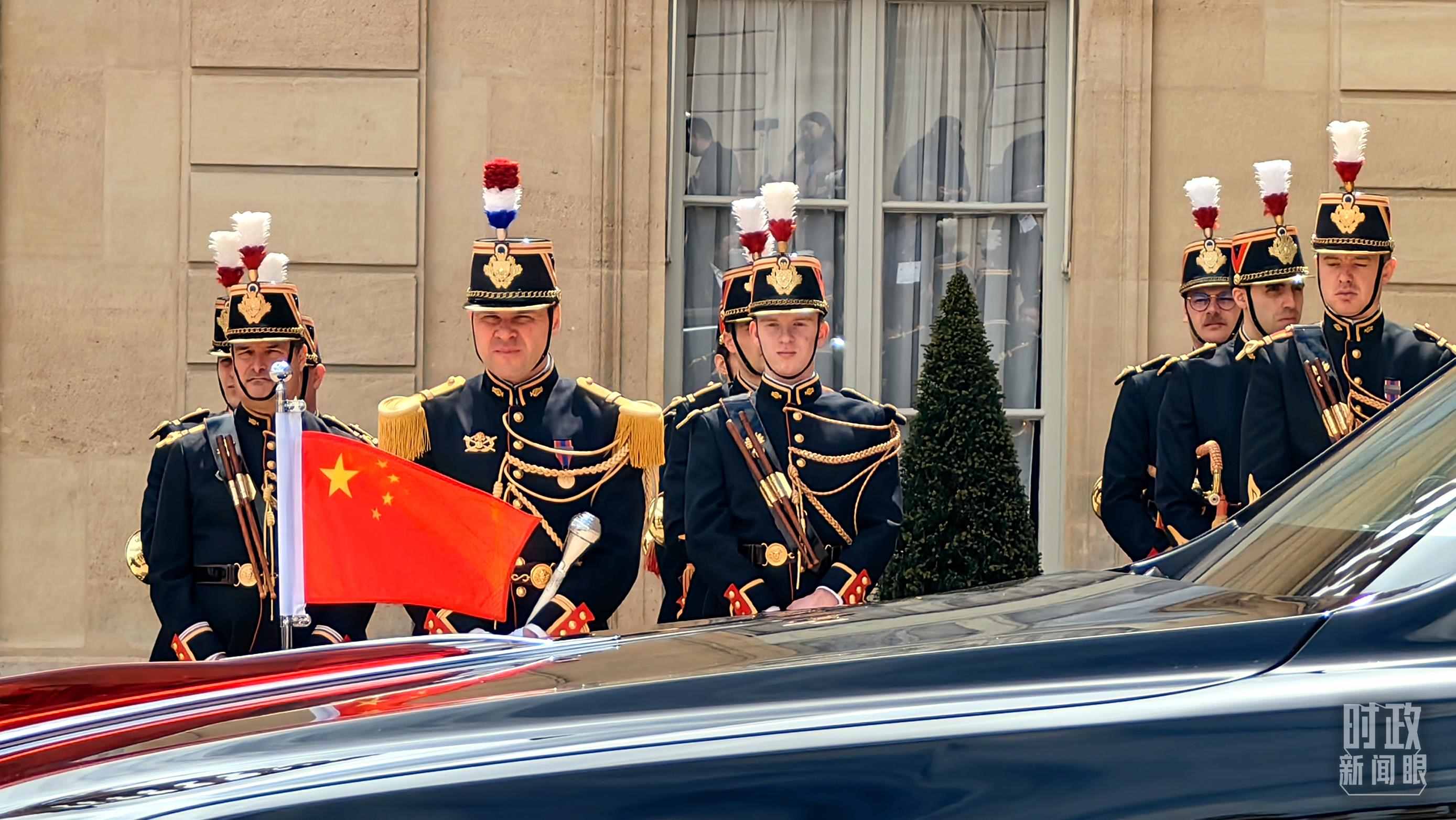 △習(xí)主席乘車抵達(dá)愛(ài)麗舍宮。（總臺(tái)央視記者段德文拍攝）