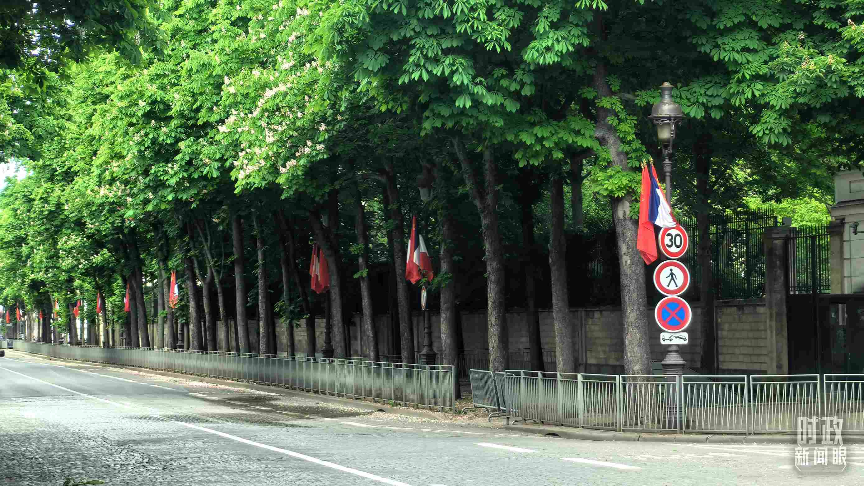 △巴黎道路兩側(cè)懸掛中法兩國(guó)國(guó)旗。（總臺(tái)央視記者鄂介甫拍攝）