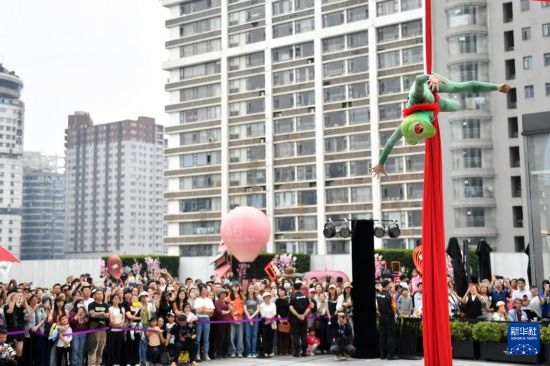 5月7日，演員在長(zhǎng)沙國(guó)金中心表演木偶劇。新華社記者 陳振海 攝