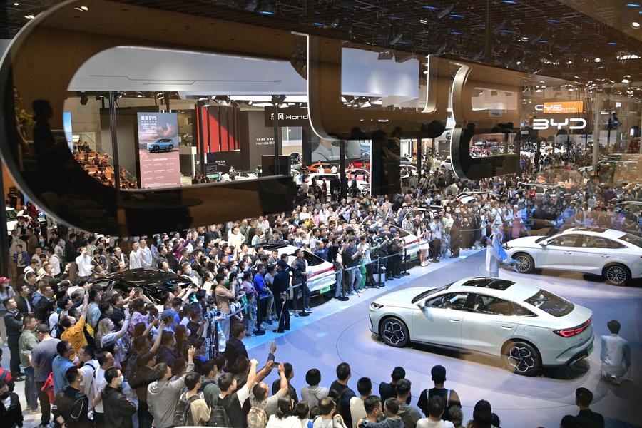 5月4日，參觀者在2024北京車展比亞迪品牌展臺參觀。新華社記者 尹棟遜 攝
