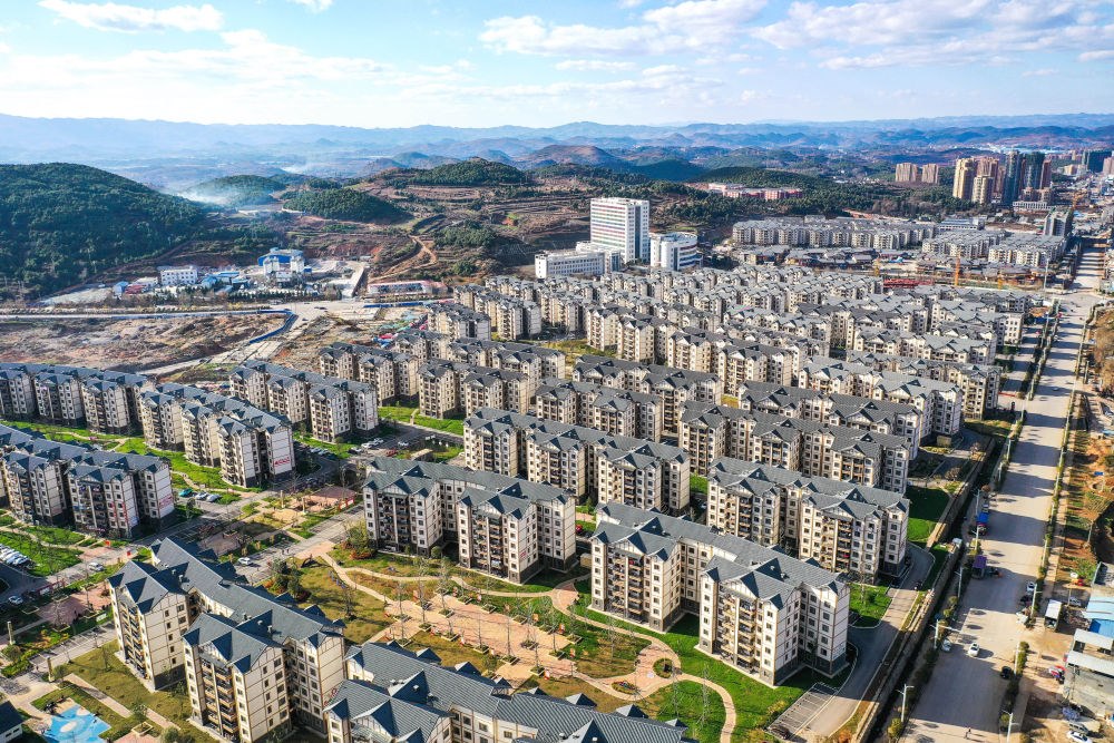 貴州省威寧縣五里崗街道朝陽(yáng)新城易地扶貧搬遷安置小區(qū)（2021年11月28日攝，無(wú)人機(jī)照片）。新華社記者 楊文斌 攝