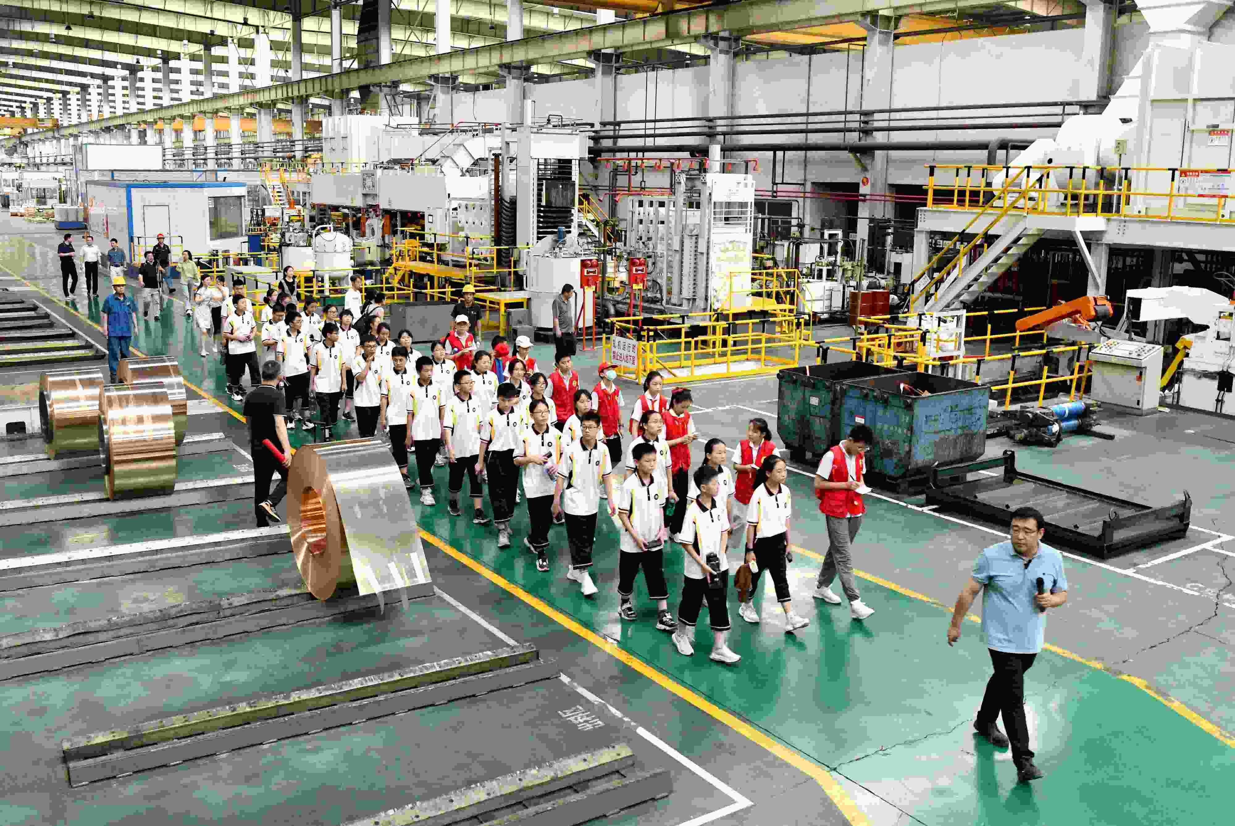2023年6月9日，在安徽省銅陵一家公司的銅板帶制造車間，銅陵市第七中學(xué)學(xué)生在上“行走的思政課”。