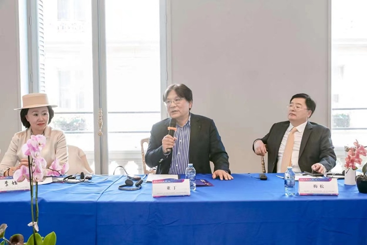 法中交流促進(jìn)會(huì)會(huì)長(zhǎng)、作家、翻譯家、法國(guó)最高榮譽(yù)騎士勛章獲得者亞丁發(fā)言（圖片：中國(guó)傳媒大學(xué)
