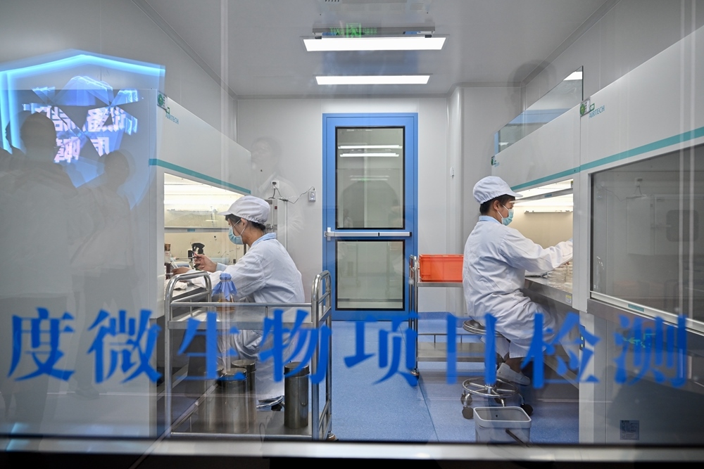 2024年5月8日，福建長(zhǎng)富乳品有限公司工作人員在對(duì)乳品進(jìn)行微生物項(xiàng)目檢測(cè)。新華社記者 姜克紅 攝