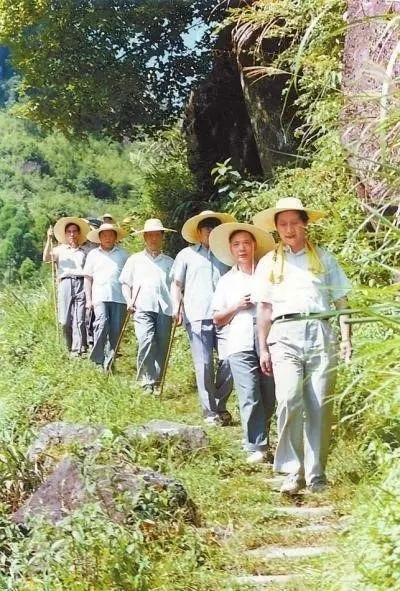 1989年7月，習(xí)近平在壽寧縣山村。