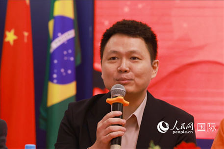中國駐里約熱內(nèi)盧總領(lǐng)館副總領(lǐng)事王尉育在座談會上致辭。人民網(wǎng)記者 陳海琪攝
