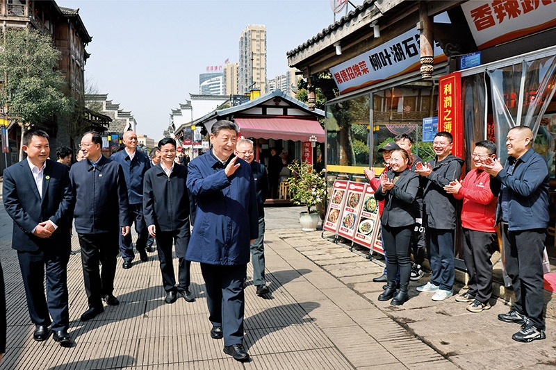 2024年3月18日至21日，中共中央總書記、國家主席、中央軍委主席習(xí)近平在湖南考察。這是19日上午，習(xí)近平在常德河街考察時，同店主和游客親切交流。 新華社記者 王曄/攝