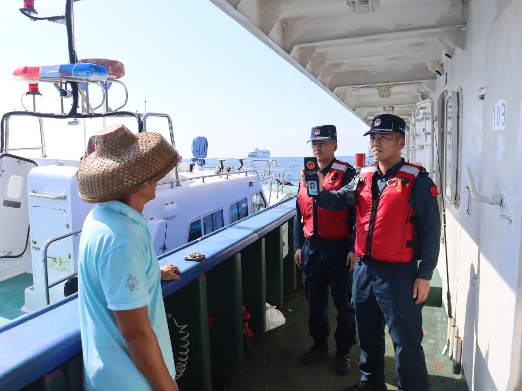 圖為5月12日海警執(zhí)法員登臨檢查漁船。（中國海警局南海分局供圖）